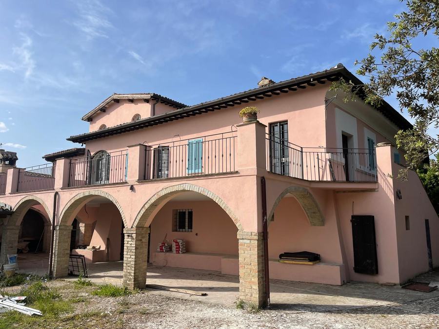 Edificio storico consolidato con loggiato ad archi