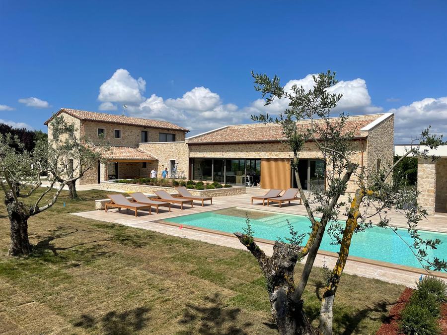 Villa in pietra con piscina e ulivi
